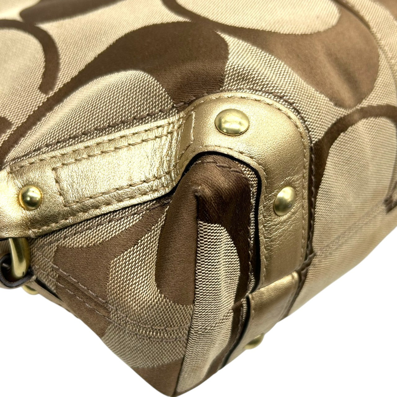 【美品】コーチ COACH ゾーイ ショルダーバッグ ハンドバッグ ホーボーバッグ 肩掛け シグネチャー オプアート キャンバス メタリックレザー ゴールド ベージュ レディース チャーム付 軽量 大容量 エレガント フェミニン デート お出かけ 総柄 E6