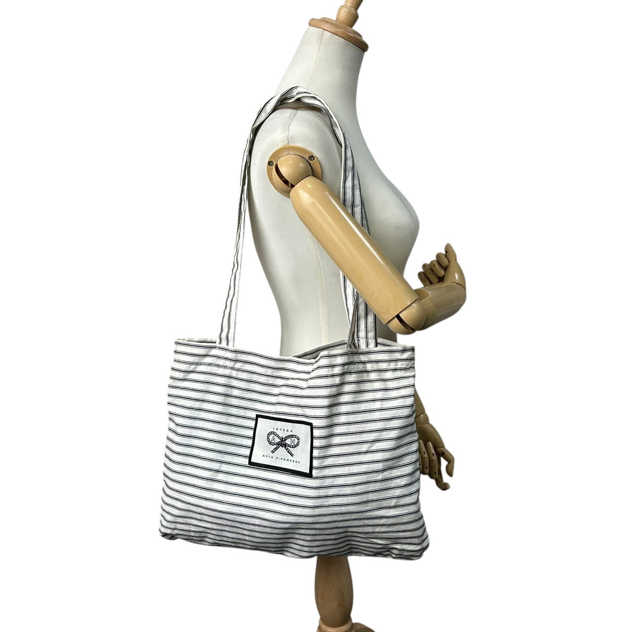 【美品】アニヤハインドマーチ ANYA HINDMARCH トートバッグ エコバッグ ショッピングバッグ 肩掛け A4収納可 キャンバス コットン ストライプ ボーダー アイボリー ブラック リボン ロゴ 刺繍 ロンドン レディース 軽量 薄型 スリム E8