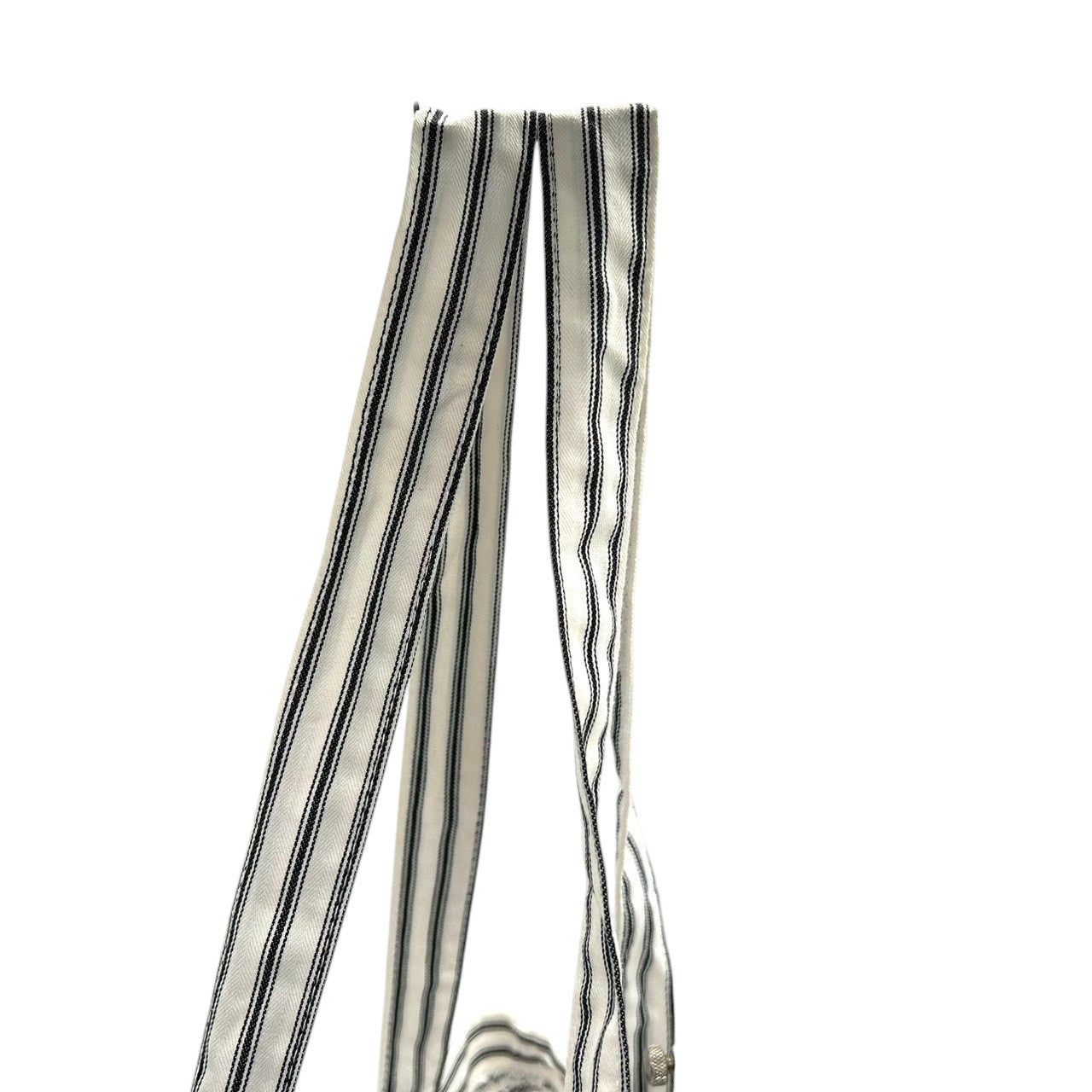 【美品】アニヤハインドマーチ ANYA HINDMARCH トートバッグ エコバッグ ショッピングバッグ 肩掛け A4収納可 キャンバス コットン ストライプ ボーダー アイボリー ブラック リボン ロゴ 刺繍 ロンドン レディース 軽量 薄型 スリム E8