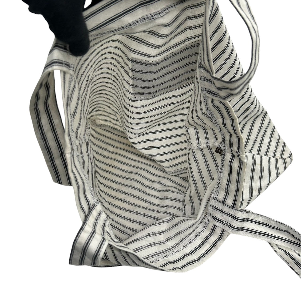 【美品】アニヤハインドマーチ ANYA HINDMARCH トートバッグ エコバッグ ショッピングバッグ 肩掛け A4収納可 キャンバス コットン ストライプ ボーダー アイボリー ブラック リボン ロゴ 刺繍 ロンドン レディース 軽量 薄型 スリム E8