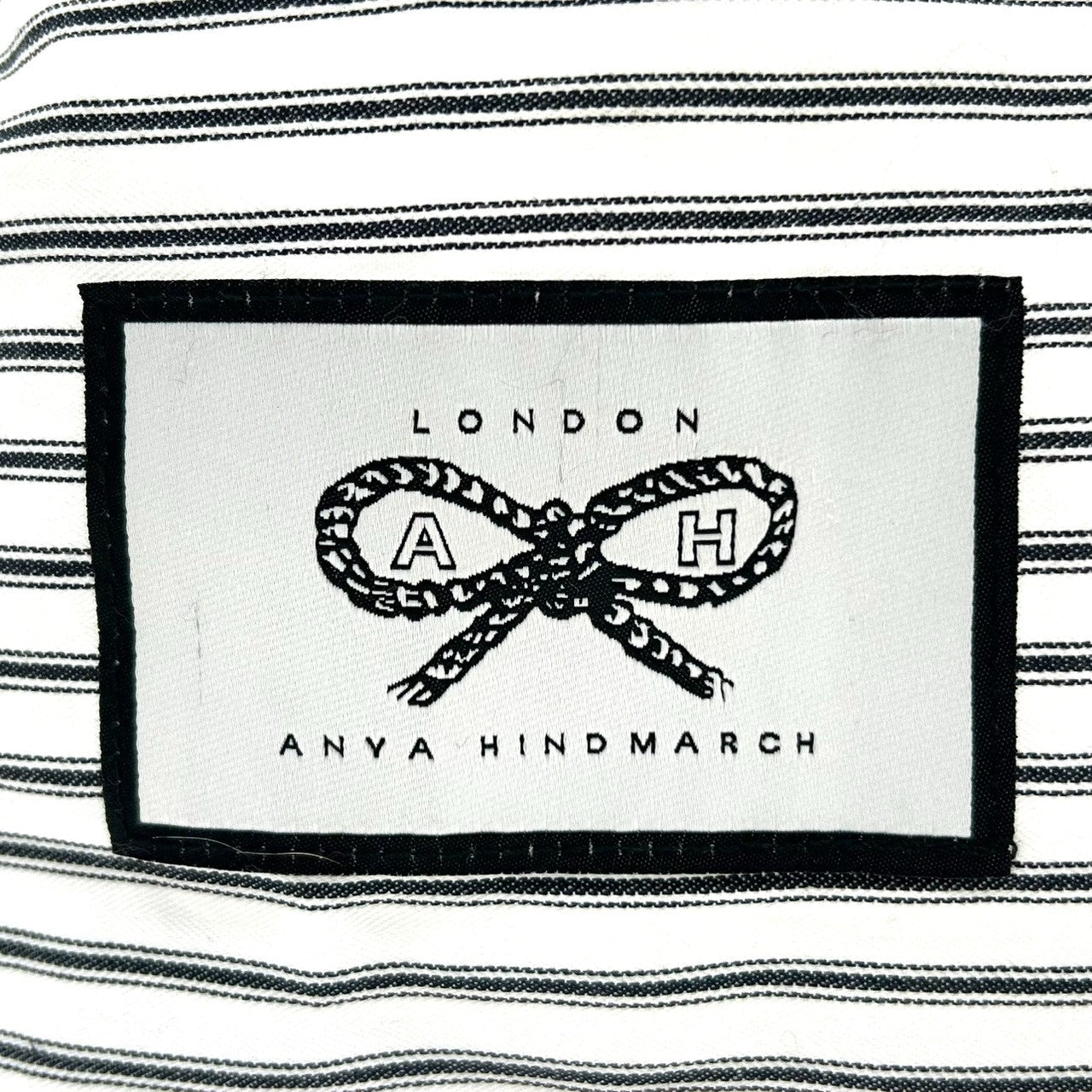 【美品】アニヤハインドマーチ ANYA HINDMARCH トートバッグ エコバッグ ショッピングバッグ 肩掛け A4収納可 キャンバス コットン ストライプ ボーダー アイボリー ブラック リボン ロゴ 刺繍 ロンドン レディース 軽量 薄型 スリム E8