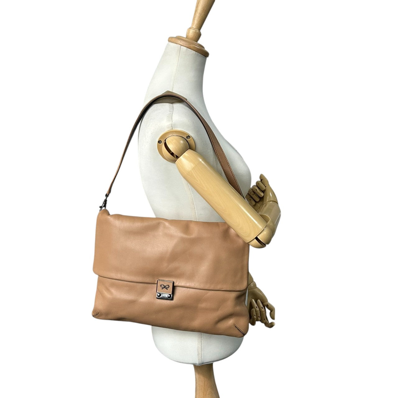 極 美品 アニヤハインドマーチ Anya Hindmarch ショルダーバッグ ハンドバッグ 2WAY 斜め掛け可 レザー 本革 ベージュ キャメル リボンロゴ エレガント クラシック レディース 肩掛け クロスボディ 通勤 通学 鞄 カバン 上品 高級 E8