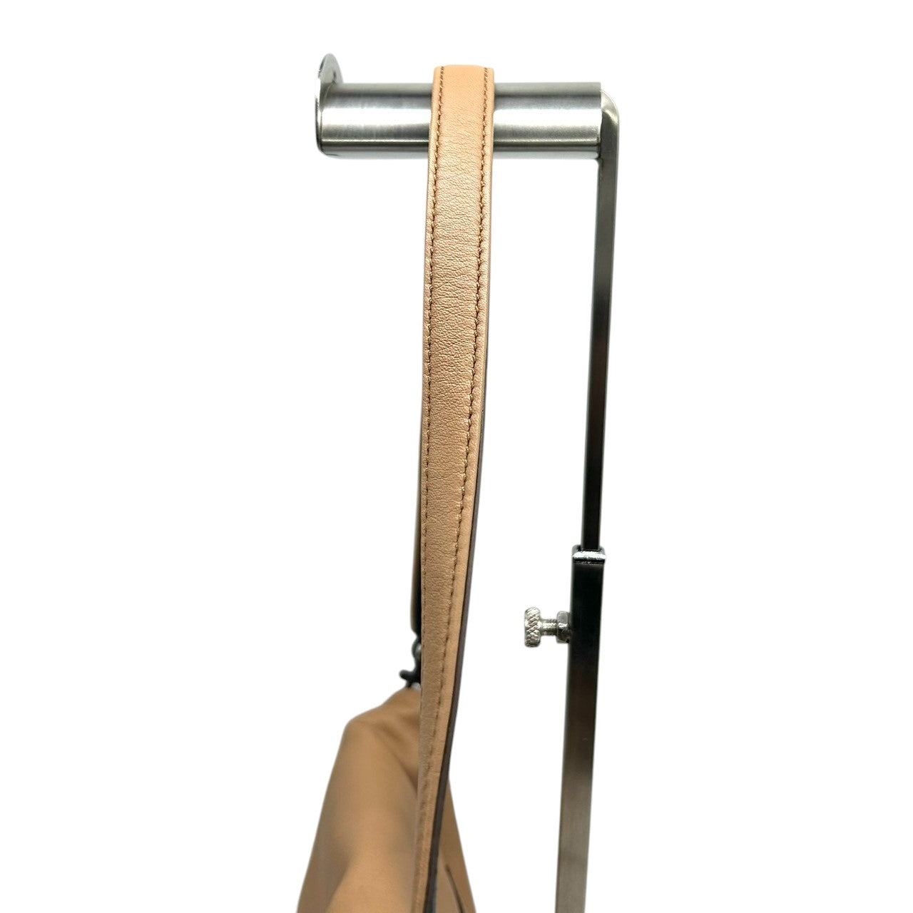 極 美品 アニヤハインドマーチ Anya Hindmarch ショルダーバッグ ハンドバッグ 2WAY 斜め掛け可 レザー 本革 ベージュ キャメル リボンロゴ エレガント クラシック レディース 肩掛け クロスボディ 通勤 通学 鞄 カバン 上品 高級 E8