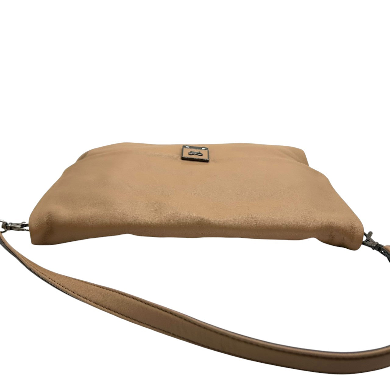 極 美品 アニヤハインドマーチ Anya Hindmarch ショルダーバッグ ハンドバッグ 2WAY 斜め掛け可 レザー 本革 ベージュ キャメル リボンロゴ エレガント クラシック レディース 肩掛け クロスボディ 通勤 通学 鞄 カバン 上品 高級 E8