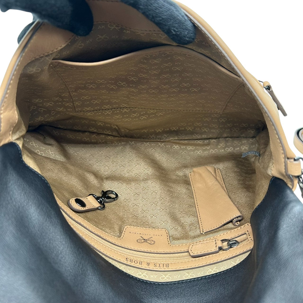 極 美品 アニヤハインドマーチ Anya Hindmarch ショルダーバッグ ハンドバッグ 2WAY 斜め掛け可 レザー 本革 ベージュ キャメル リボンロゴ エレガント クラシック レディース 肩掛け クロスボディ 通勤 通学 鞄 カバン 上品 高級 E8