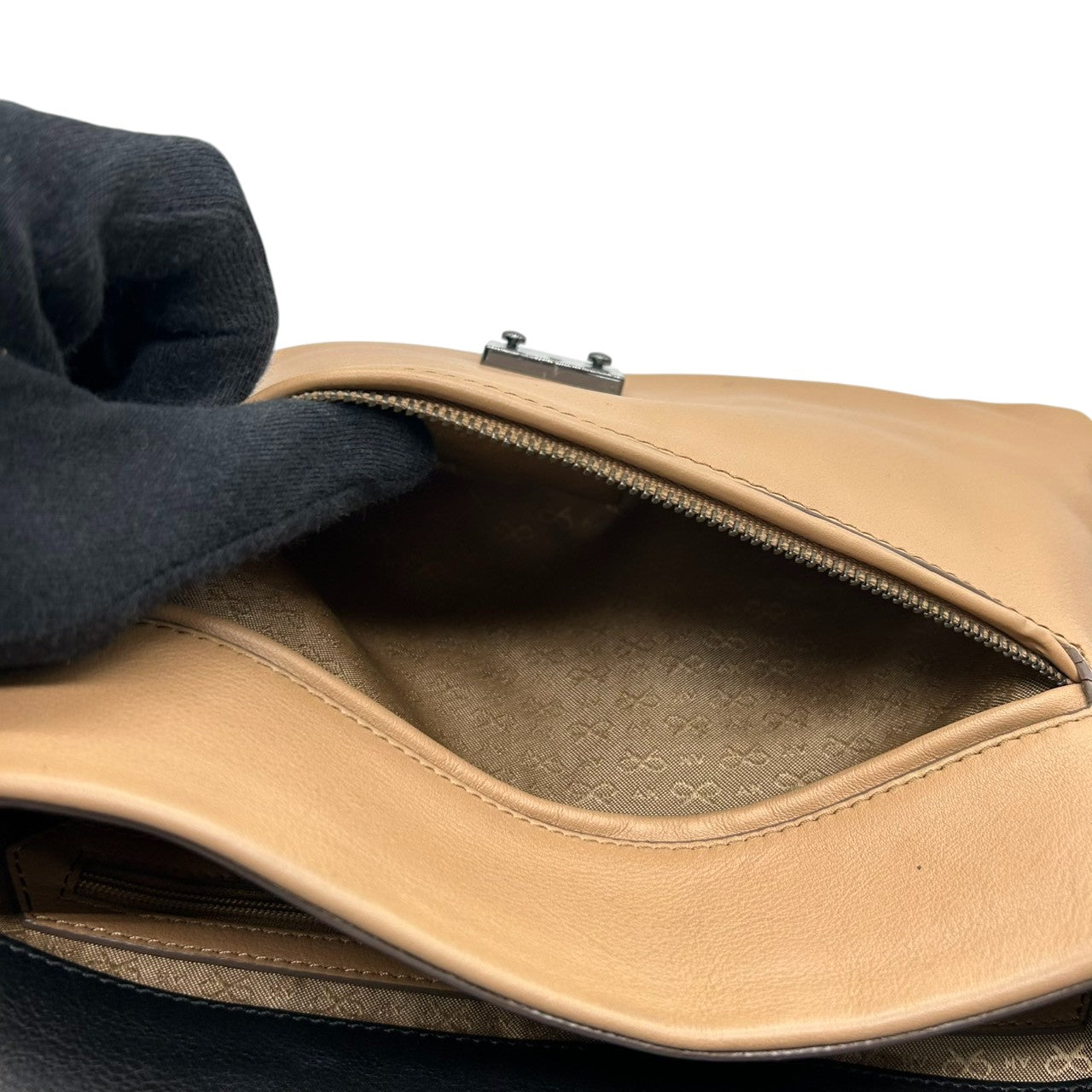 極 美品 アニヤハインドマーチ Anya Hindmarch ショルダーバッグ ハンドバッグ 2WAY 斜め掛け可 レザー 本革 ベージュ キャメル リボンロゴ エレガント クラシック レディース 肩掛け クロスボディ 通勤 通学 鞄 カバン 上品 高級 E8