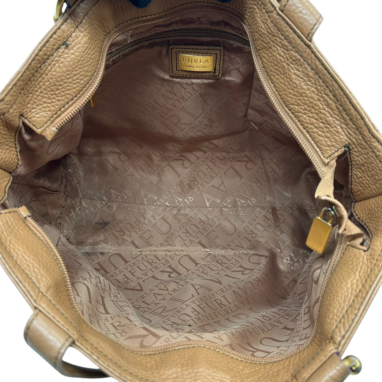 フルラ FURLA トートバッグ ハンドバッグ ショルダーバッグ 2WAY 斜め掛け可 レザー 本革 シボ革 ベージュ キャメル ライトブラウン シンプル ゴールド金具 ロゴ レディース 肩掛け クロスボディ 大容量 通勤 通学 鞄 カバン s99