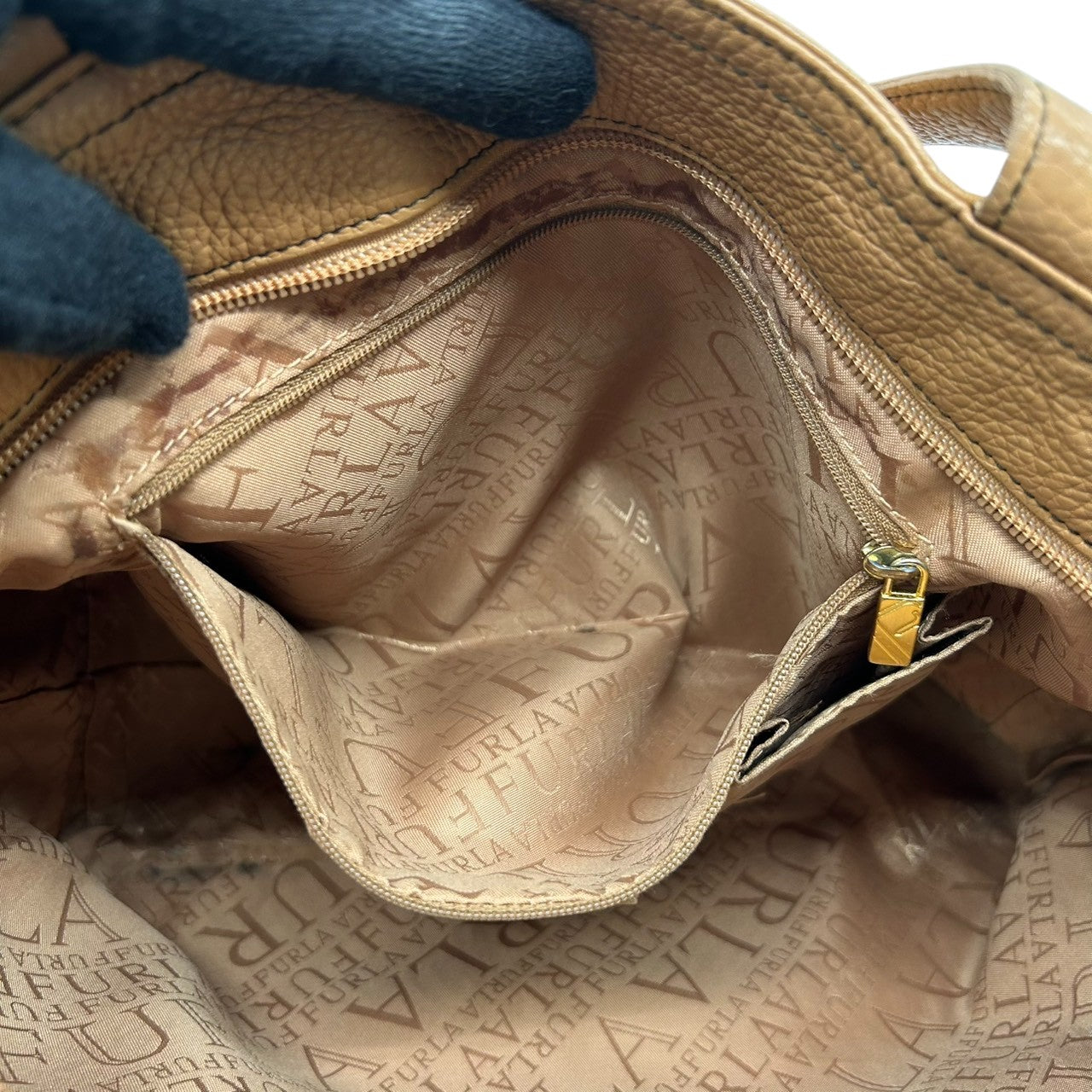 フルラ FURLA トートバッグ ハンドバッグ ショルダーバッグ 2WAY 斜め掛け可 レザー 本革 シボ革 ベージュ キャメル ライトブラウン シンプル ゴールド金具 ロゴ レディース 肩掛け クロスボディ 大容量 通勤 通学 鞄 カバン s99