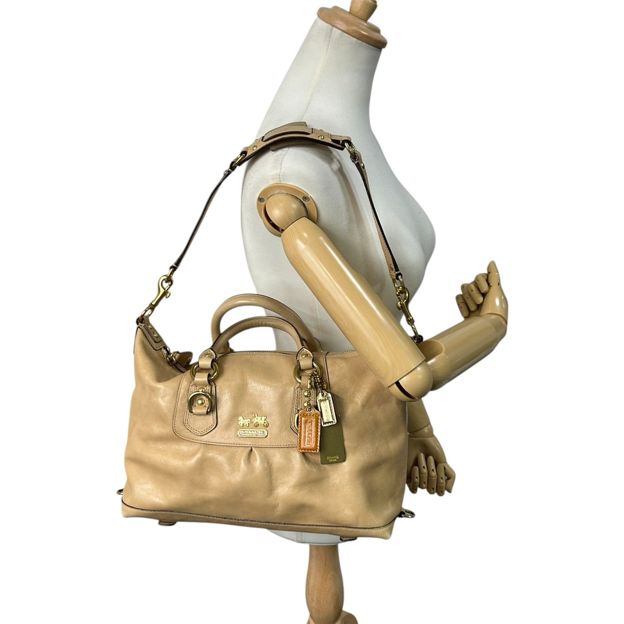 美品 コーチ COACH マディソン サブリナ 12937 ショルダーバッグ ハンドバッグ 2WAY ミニボストン ドクターズバッグ レザー 本革 ベージュ キャメル 馬車金具 ロゴチャーム レディース 肩掛け ワンショルダー 上品 高級 鞄 カバン s85