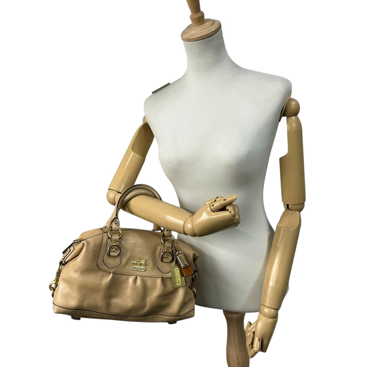 美品 コーチ COACH マディソン サブリナ 12937 ショルダーバッグ ハンドバッグ 2WAY ミニボストン ドクターズバッグ レザー 本革 ベージュ キャメル 馬車金具 ロゴチャーム レディース 肩掛け ワンショルダー 上品 高級 鞄 カバン s85