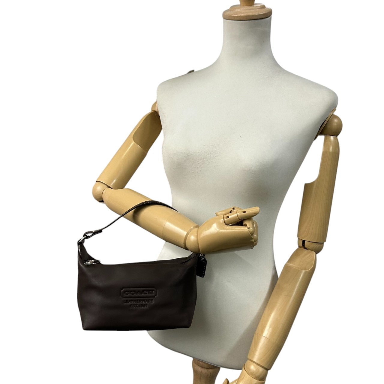 美品 コーチ COACH レザー ハンドバッグ アクセサリーポーチ ミニバッグ 本革 ダークブラウン こげ茶 エンボスロゴ ステッチ レディース ポーチ バニティ 化粧ポーチ サブバッグ シンプル 上品 軽量 お出かけ 鞄 カバン s85