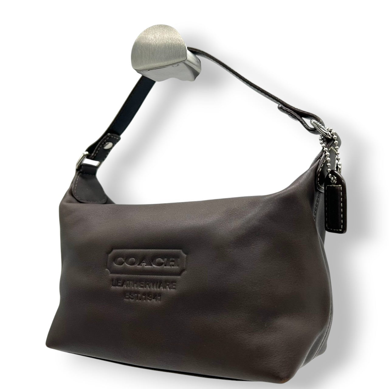 美品 コーチ COACH レザー ハンドバッグ アクセサリーポーチ ミニバッグ 本革 ダークブラウン こげ茶 エンボスロゴ ステッチ レディース ポーチ バニティ 化粧ポーチ サブバッグ シンプル 上品 軽量 お出かけ 鞄 カバン s85