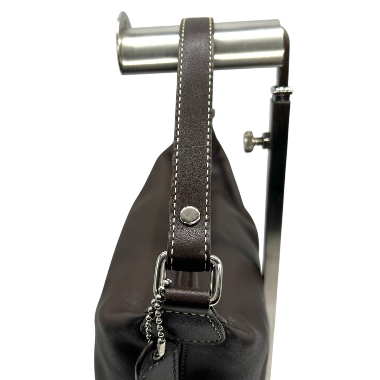 美品 コーチ COACH レザー ハンドバッグ アクセサリーポーチ ミニバッグ 本革 ダークブラウン こげ茶 エンボスロゴ ステッチ レディース ポーチ バニティ 化粧ポーチ サブバッグ シンプル 上品 軽量 お出かけ 鞄 カバン s85