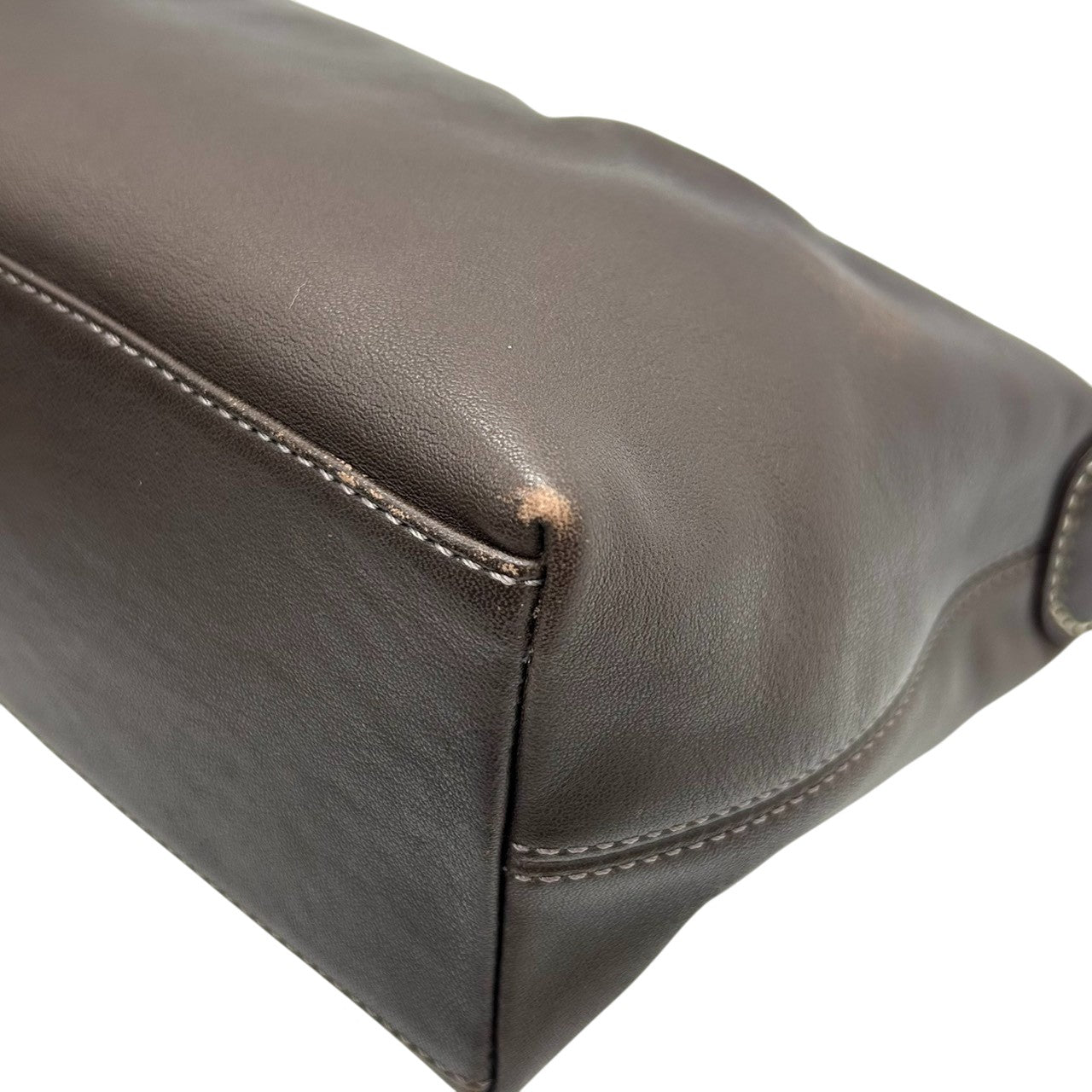 美品 コーチ COACH レザー ハンドバッグ アクセサリーポーチ ミニバッグ 本革 ダークブラウン こげ茶 エンボスロゴ ステッチ レディース ポーチ バニティ 化粧ポーチ サブバッグ シンプル 上品 軽量 お出かけ 鞄 カバン s85