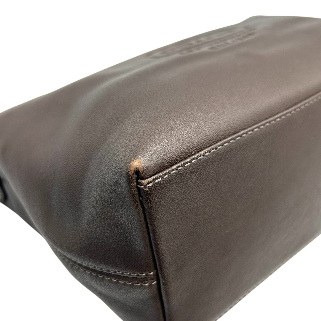 美品 コーチ COACH レザー ハンドバッグ アクセサリーポーチ ミニバッグ 本革 ダークブラウン こげ茶 エンボスロゴ ステッチ レディース ポーチ バニティ 化粧ポーチ サブバッグ シンプル 上品 軽量 お出かけ 鞄 カバン s85