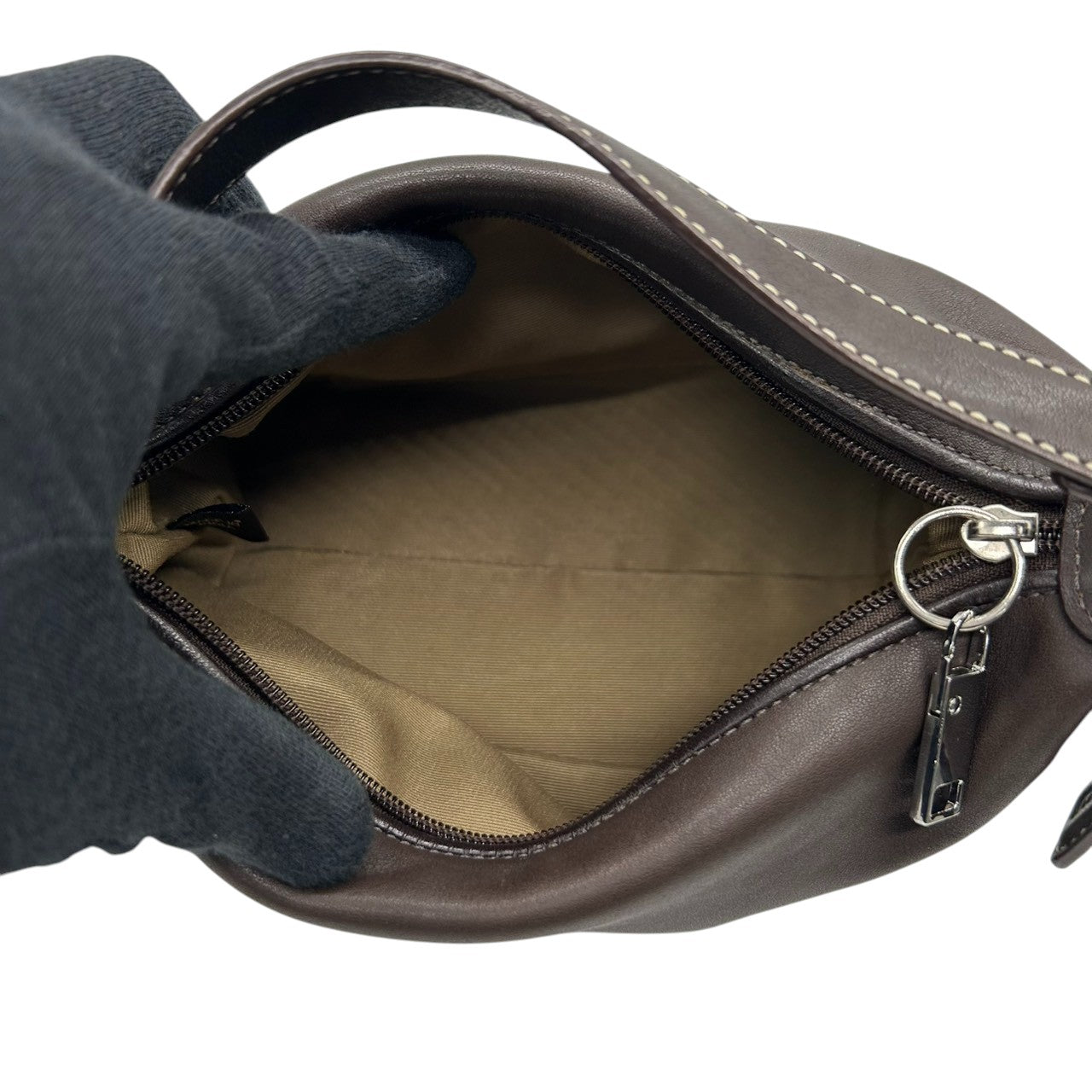 美品 コーチ COACH レザー ハンドバッグ アクセサリーポーチ ミニバッグ 本革 ダークブラウン こげ茶 エンボスロゴ ステッチ レディース ポーチ バニティ 化粧ポーチ サブバッグ シンプル 上品 軽量 お出かけ 鞄 カバン s85