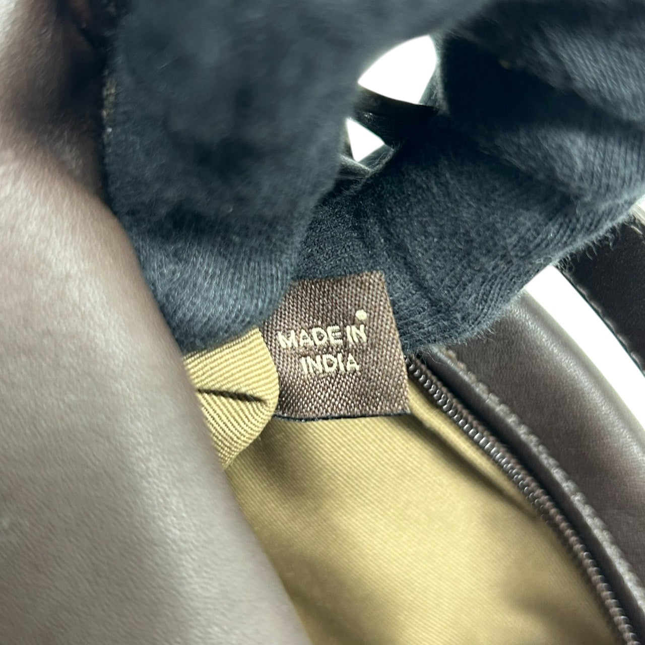 美品 コーチ COACH レザー ハンドバッグ アクセサリーポーチ ミニバッグ 本革 ダークブラウン こげ茶 エンボスロゴ ステッチ レディース ポーチ バニティ 化粧ポーチ サブバッグ シンプル 上品 軽量 お出かけ 鞄 カバン s85