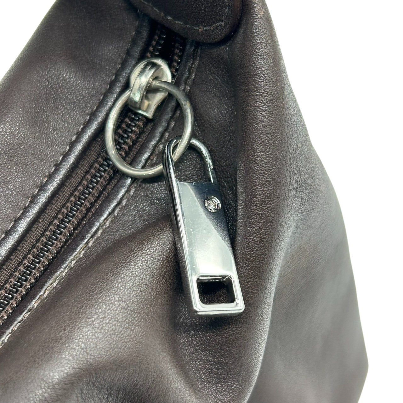 美品 コーチ COACH レザー ハンドバッグ アクセサリーポーチ ミニバッグ 本革 ダークブラウン こげ茶 エンボスロゴ ステッチ レディース ポーチ バニティ 化粧ポーチ サブバッグ シンプル 上品 軽量 お出かけ 鞄 カバン s85