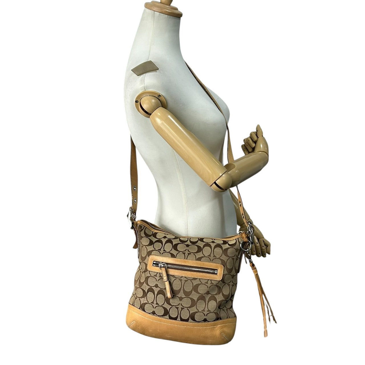 コーチ COACH シグネチャー ショルダーバッグ 9362 斜め掛け可 クロスボディ キャンバス レザー 本革 ベージュ ブラウン 茶 タッセル チャーム付 レディース 肩掛け ポシェット カジュアル 軽量 旅行 鞄 カバン s85