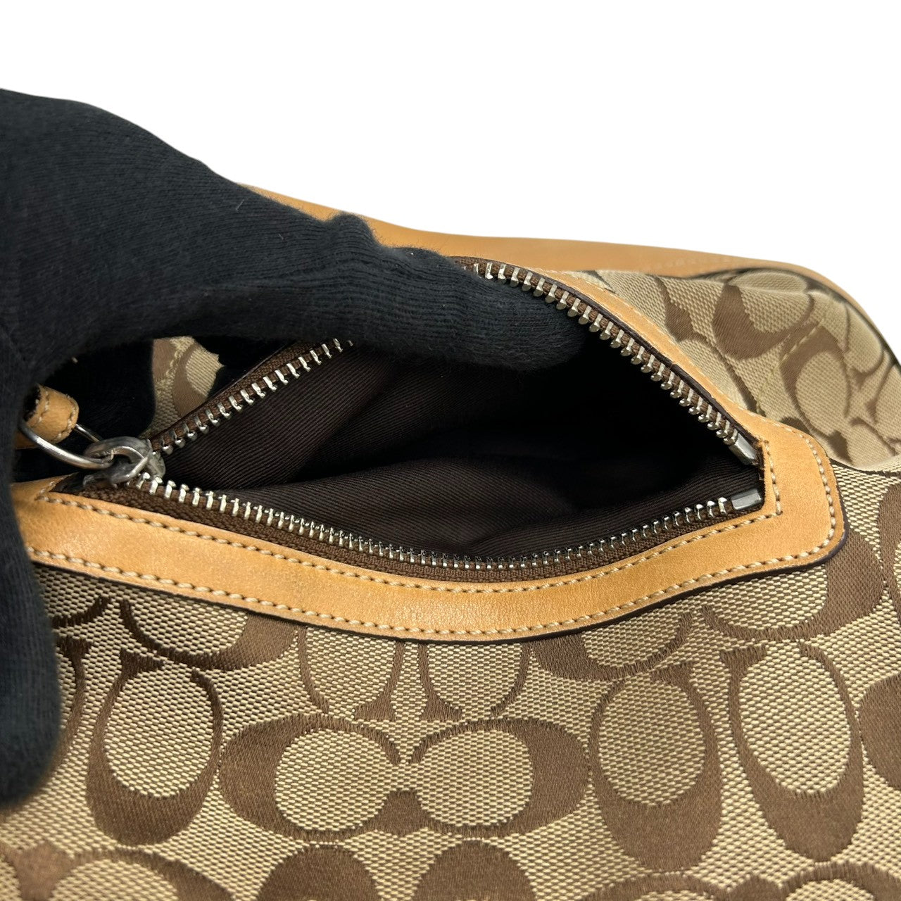 コーチ COACH シグネチャー ショルダーバッグ 9362 斜め掛け可 クロスボディ キャンバス レザー 本革 ベージュ ブラウン 茶 タッセル チャーム付 レディース 肩掛け ポシェット カジュアル 軽量 旅行 鞄 カバン s85