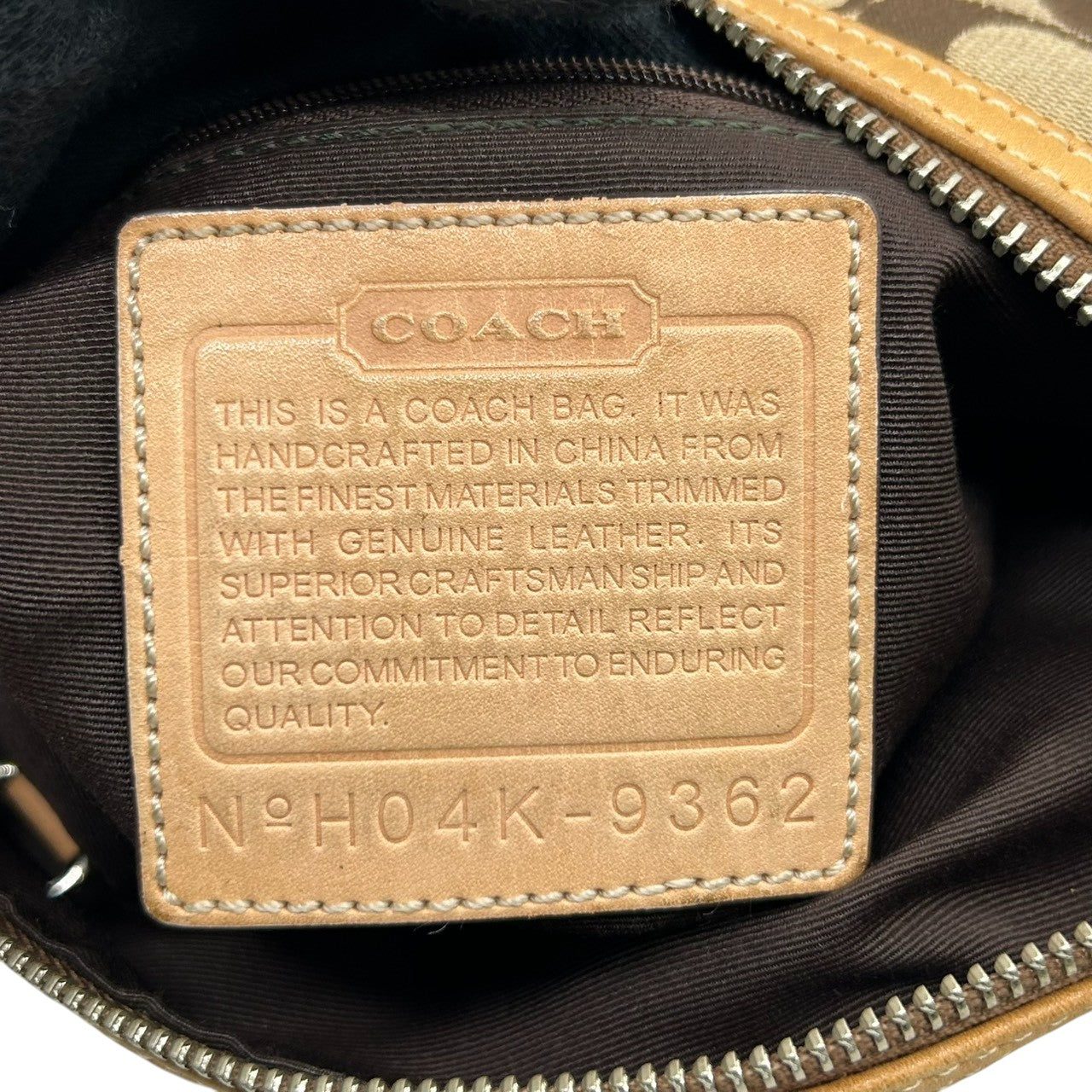 コーチ COACH シグネチャー ショルダーバッグ 9362 斜め掛け可 クロスボディ キャンバス レザー 本革 ベージュ ブラウン 茶 タッセル チャーム付 レディース 肩掛け ポシェット カジュアル 軽量 旅行 鞄 カバン s85