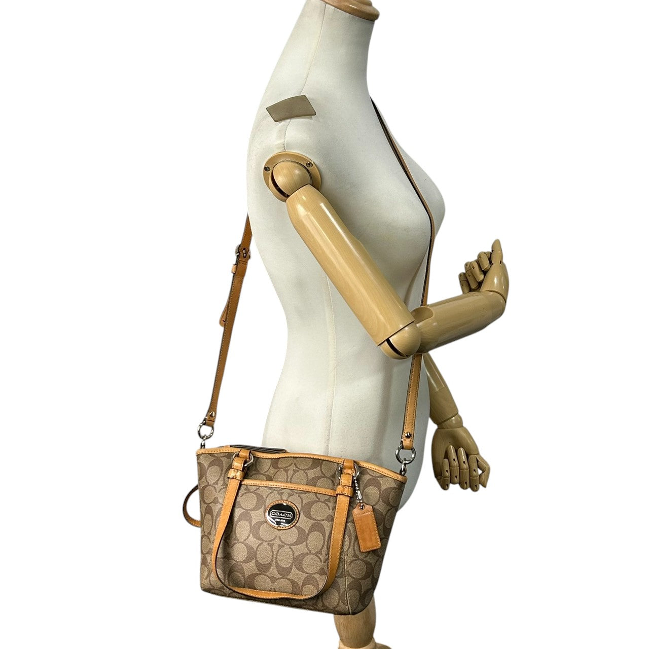 美品 コーチ COACH シグネチャー F20561 2WAY トートバッグ ショルダーバッグ ハンドバッグ 斜め掛け可 PVC レザー 本革 ベージュ ブラウン 茶 ロゴプレート レディース 軽量 撥水 肩掛け キャリーオール 鞄 カバン 通勤 通学 s85