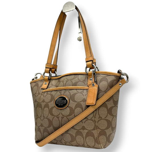 美品 コーチ COACH シグネチャー F20561 2WAY トートバッグ ショルダーバッグ ハンドバッグ 斜め掛け可 PVC レザー 本革 ベージュ ブラウン 茶 ロゴプレート レディース 軽量 撥水 肩掛け キャリーオール 鞄 カバン 通勤 通学 s85