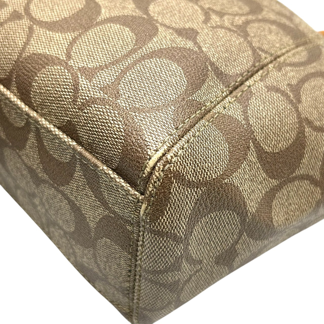 美品 コーチ COACH シグネチャー F20561 2WAY トートバッグ ショルダーバッグ ハンドバッグ 斜め掛け可 PVC レザー 本革 ベージュ ブラウン 茶 ロゴプレート レディース 軽量 撥水 肩掛け キャリーオール 鞄 カバン 通勤 通学 s85