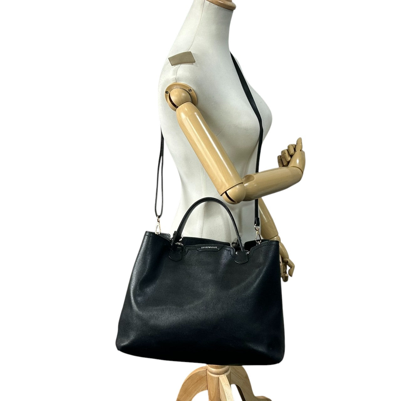 美品 エンポリオアルマーニ EMPORIO ARMANI トートバッグ ショルダーバッグ 2WAY 斜め掛け可 PVC サフィアーノ調 ブラック 黒 ロゴ A4収納可 自立可 ビジネス 通勤 通学 レディース 鞄 カバン 社外ストラップ s90