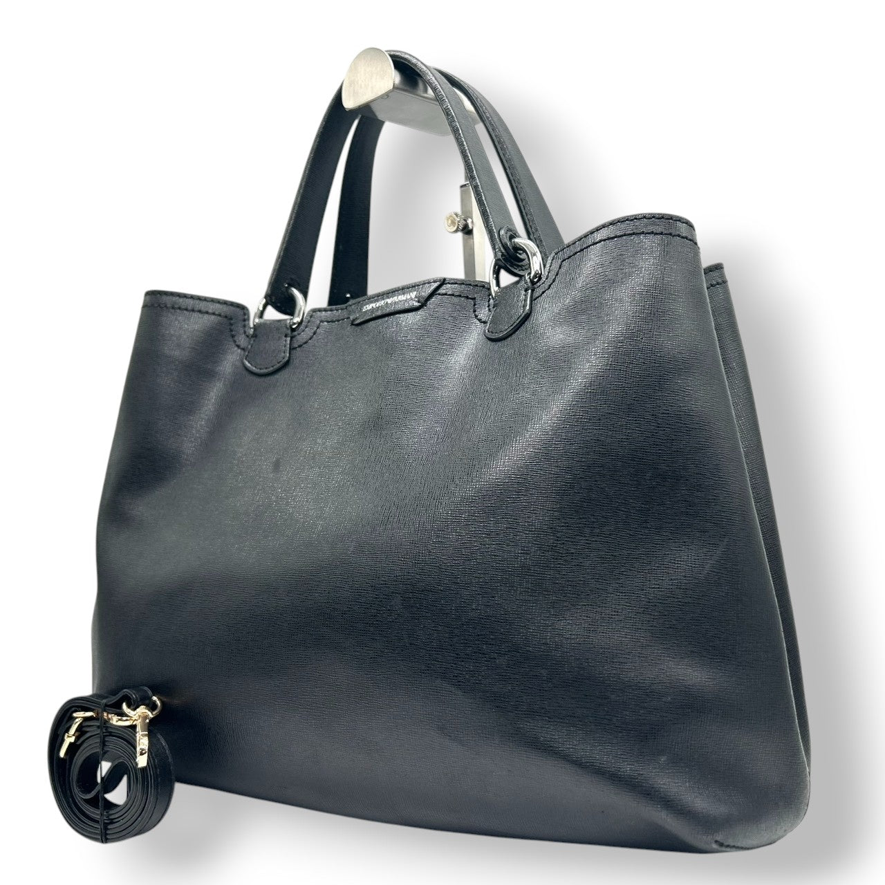 美品 エンポリオアルマーニ EMPORIO ARMANI トートバッグ ショルダーバッグ 2WAY 斜め掛け可 PVC サフィアーノ調 ブラック 黒 ロゴ A4収納可 自立可 ビジネス 通勤 通学 レディース 鞄 カバン 社外ストラップ s90