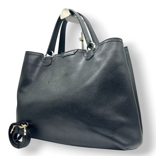 美品 エンポリオアルマーニ EMPORIO ARMANI トートバッグ ショルダーバッグ 2WAY 斜め掛け可 PVC サフィアーノ調 ブラック 黒 ロゴ A4収納可 自立可 ビジネス 通勤 通学 レディース 鞄 カバン 社外ストラップ s90