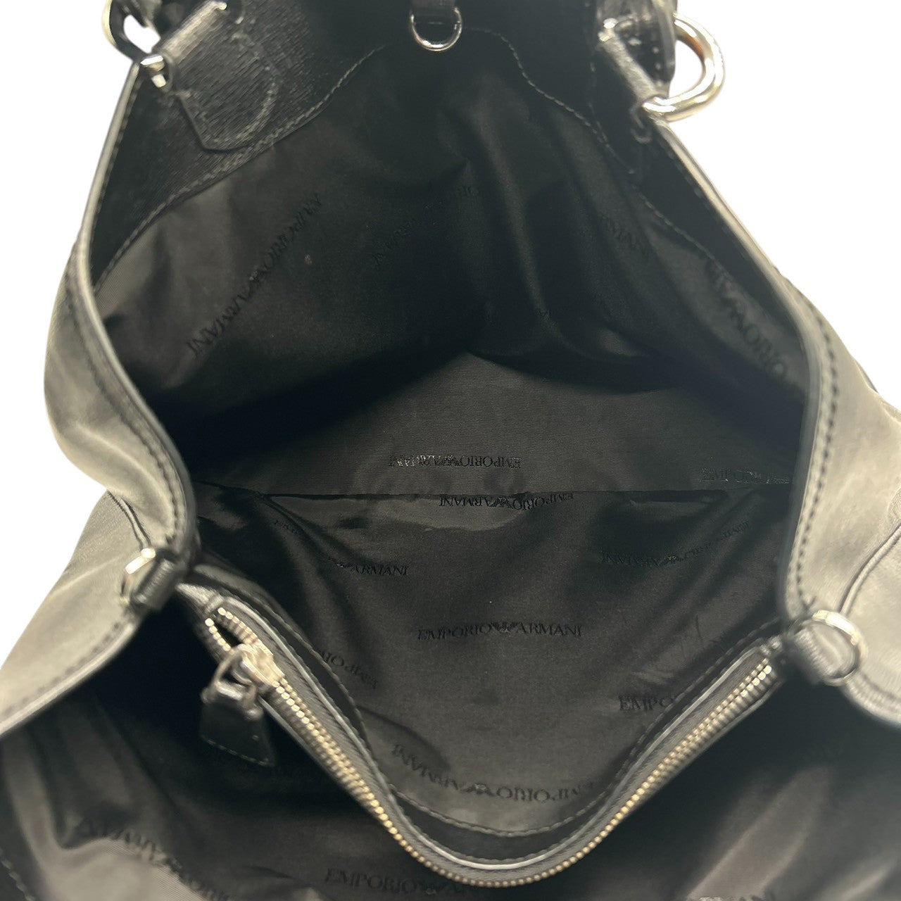 美品 エンポリオアルマーニ EMPORIO ARMANI トートバッグ ショルダーバッグ 2WAY 斜め掛け可 PVC サフィアーノ調 ブラック 黒 ロゴ A4収納可 自立可 ビジネス 通勤 通学 レディース 鞄 カバン 社外ストラップ s90