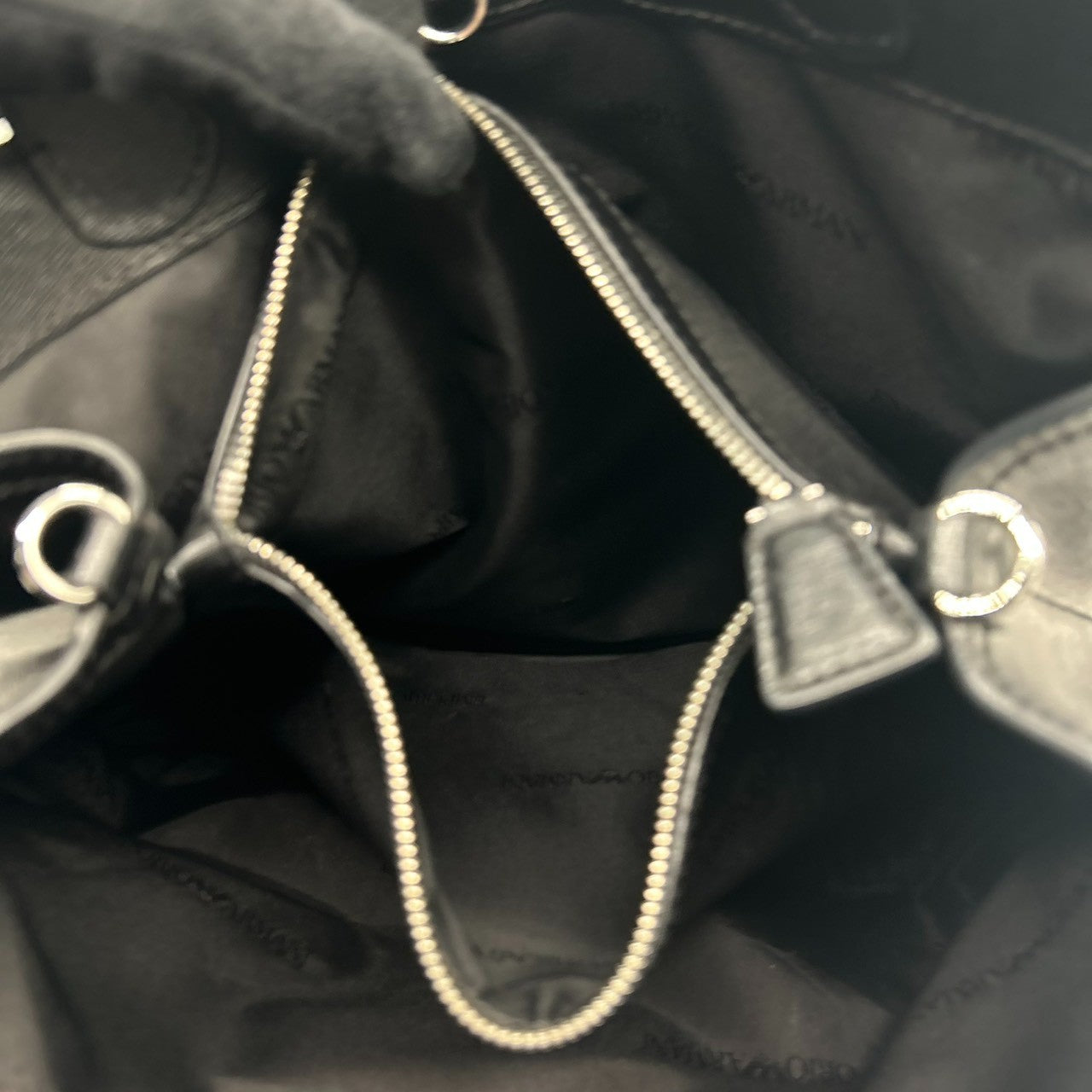 美品 エンポリオアルマーニ EMPORIO ARMANI トートバッグ ショルダーバッグ 2WAY 斜め掛け可 PVC サフィアーノ調 ブラック 黒 ロゴ A4収納可 自立可 ビジネス 通勤 通学 レディース 鞄 カバン 社外ストラップ s90