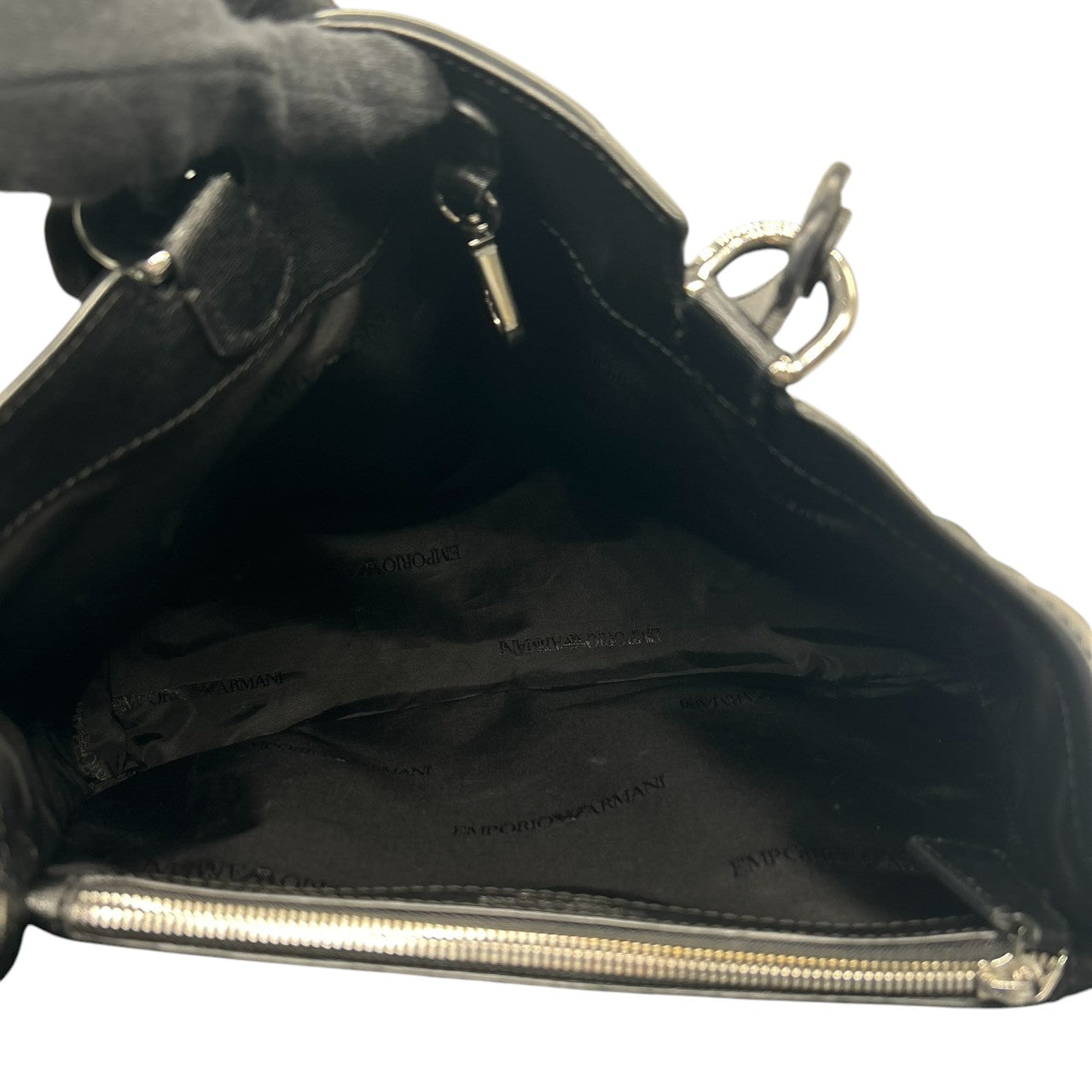 美品 エンポリオアルマーニ EMPORIO ARMANI トートバッグ ショルダーバッグ 2WAY 斜め掛け可 PVC サフィアーノ調 ブラック 黒 ロゴ A4収納可 自立可 ビジネス 通勤 通学 レディース 鞄 カバン 社外ストラップ s90