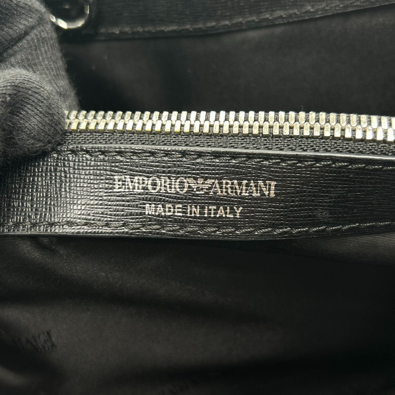 美品 エンポリオアルマーニ EMPORIO ARMANI トートバッグ ショルダーバッグ 2WAY 斜め掛け可 PVC サフィアーノ調 ブラック 黒 ロゴ A4収納可 自立可 ビジネス 通勤 通学 レディース 鞄 カバン 社外ストラップ s90