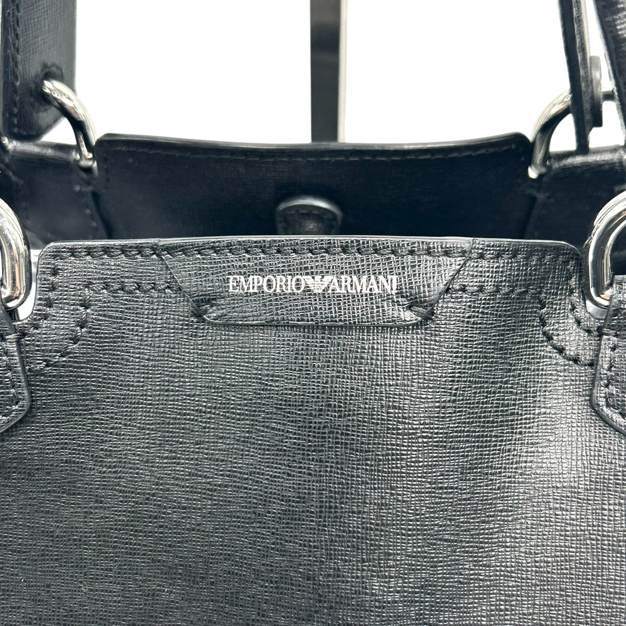 美品 エンポリオアルマーニ EMPORIO ARMANI トートバッグ ショルダーバッグ 2WAY 斜め掛け可 PVC サフィアーノ調 ブラック 黒 ロゴ A4収納可 自立可 ビジネス 通勤 通学 レディース 鞄 カバン 社外ストラップ s90