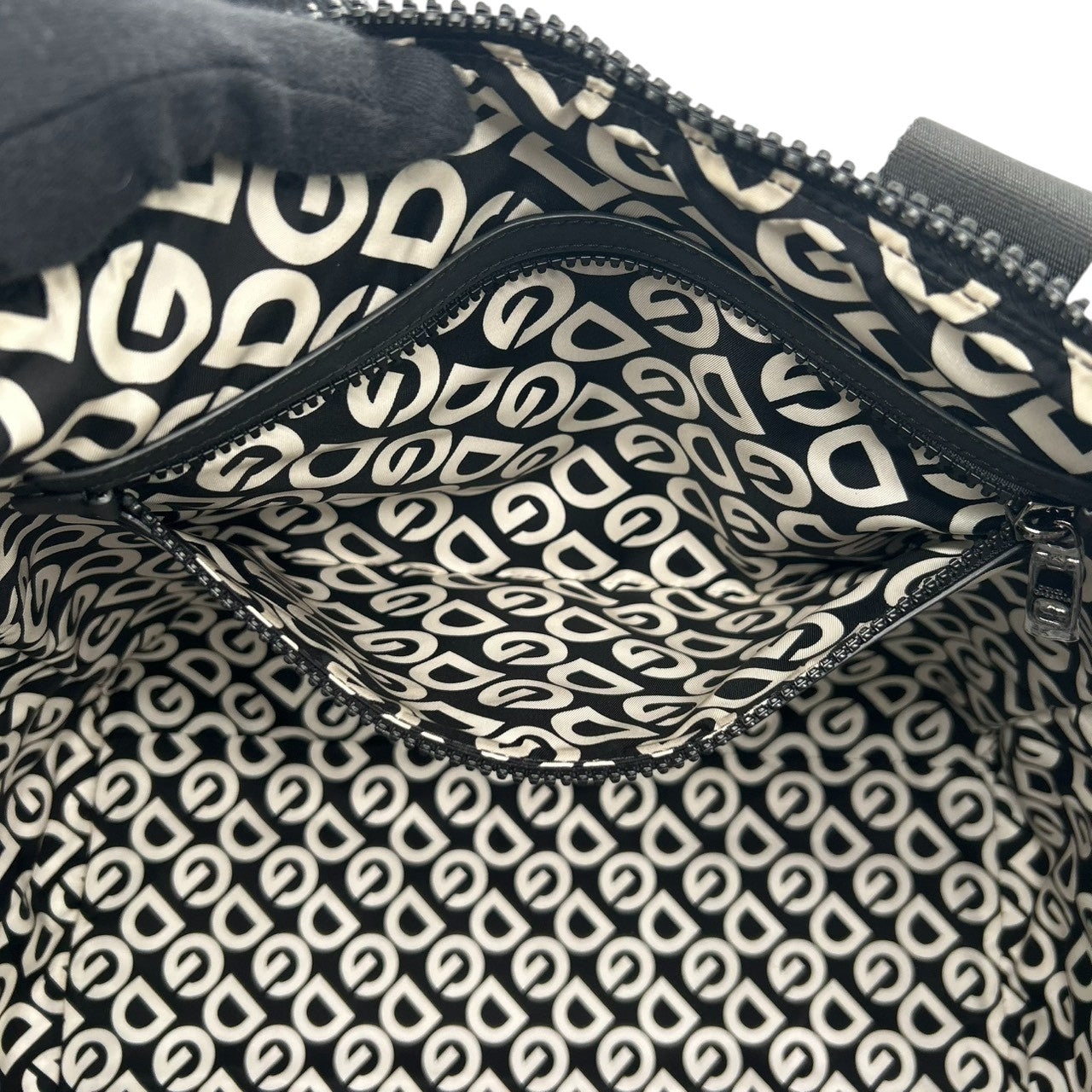 美品 ドルチェアンドガッバーナ Dolce & Gabbana トートバッグ ボストンバッグ 2WAY 斜め掛け可 ナイロン ブラック 黒 DGロゴ ラバーロゴ 大容量 旅行 トラベル ジム メンズ ユニセックス 肩掛け 鞄 カバン X3