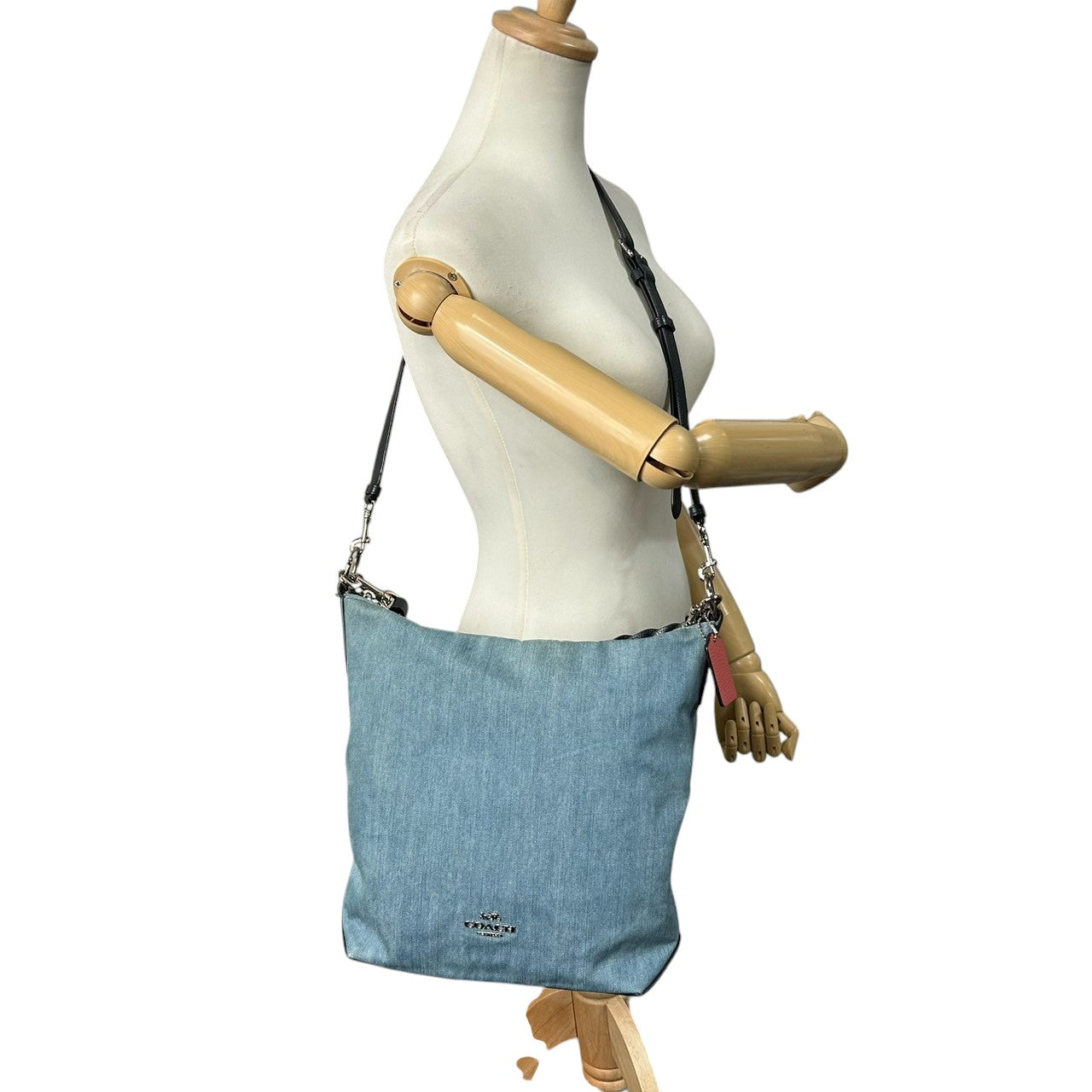 美品 コーチ COACH デニム 91452 ショルダーバッグ ハンドバッグ 2WAY 斜め掛け可 編み込みハンドル レザー 本革 ライトブルー ネイビー 紺 シルバー金具 馬車ロゴ レディース 肩掛け ワンショルダー A4収納可 軽量 鞄 カバン s57