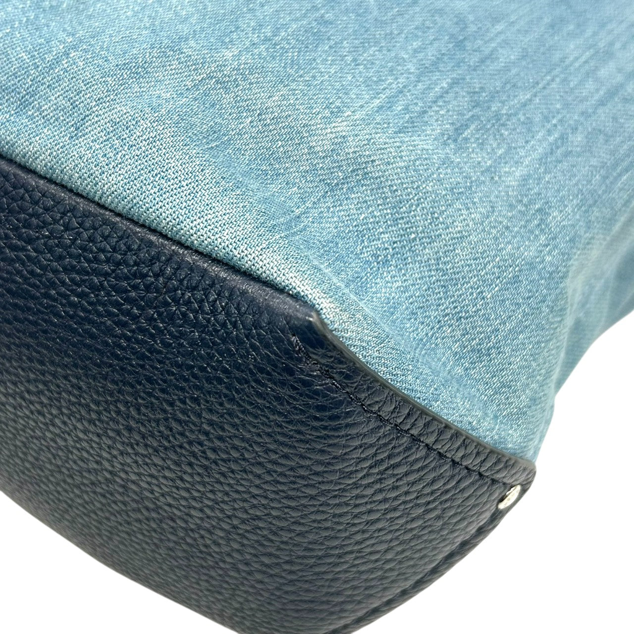 美品 コーチ COACH デニム 91452 ショルダーバッグ ハンドバッグ 2WAY 斜め掛け可 編み込みハンドル レザー 本革 ライトブルー ネイビー 紺 シルバー金具 馬車ロゴ レディース 肩掛け ワンショルダー A4収納可 軽量 鞄 カバン s57