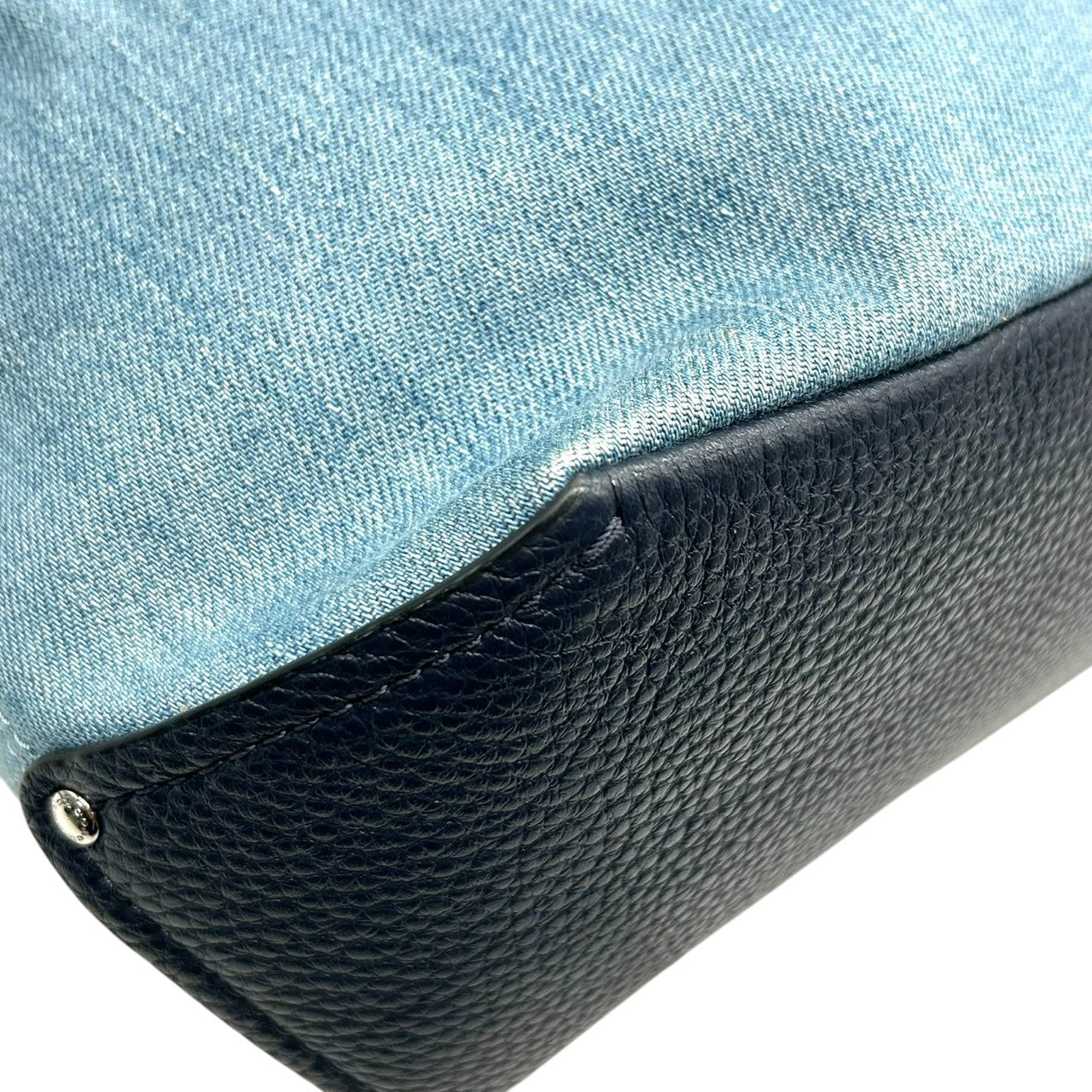 美品 コーチ COACH デニム 91452 ショルダーバッグ ハンドバッグ 2WAY 斜め掛け可 編み込みハンドル レザー 本革 ライトブルー ネイビー 紺 シルバー金具 馬車ロゴ レディース 肩掛け ワンショルダー A4収納可 軽量 鞄 カバン s57