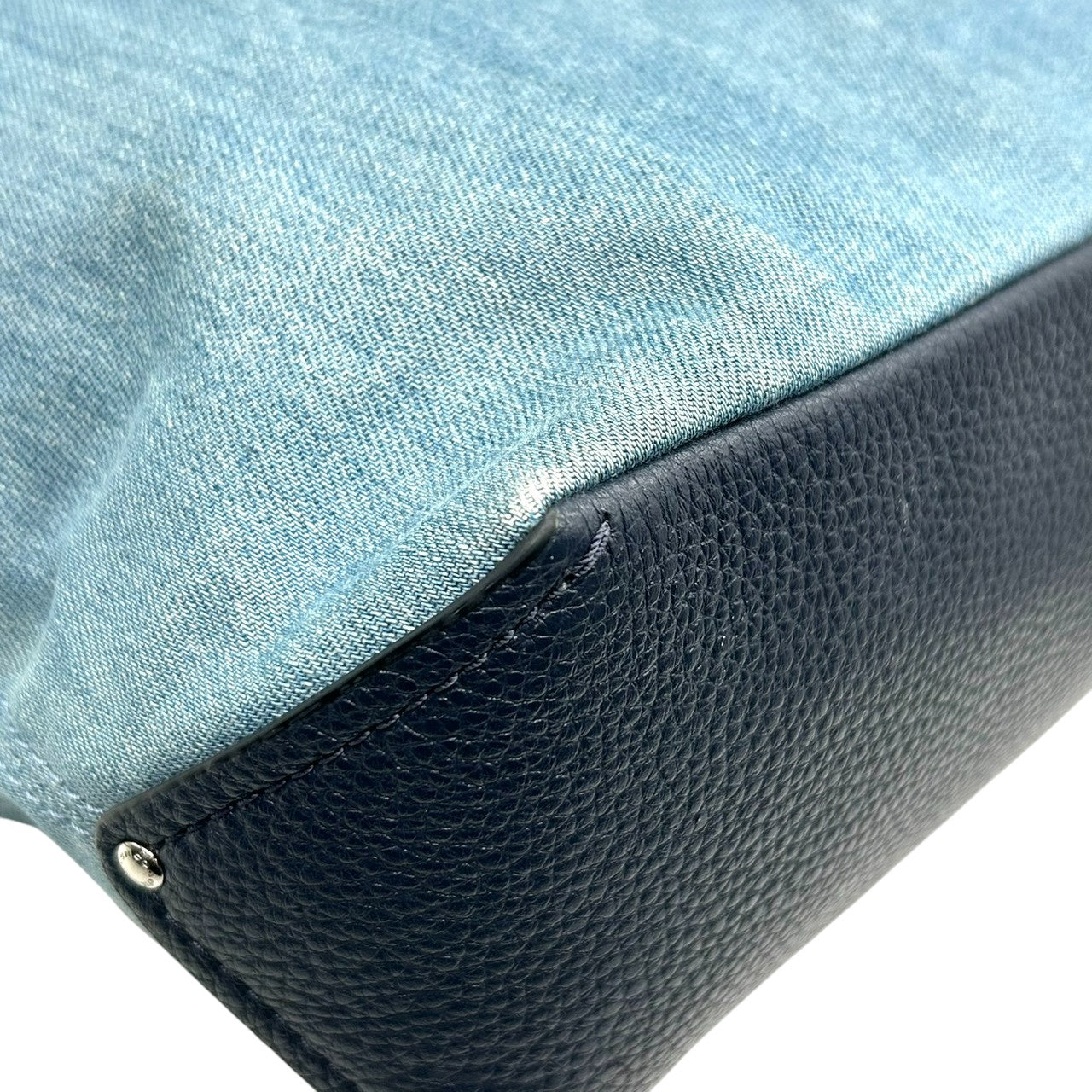 美品 コーチ COACH デニム 91452 ショルダーバッグ ハンドバッグ 2WAY 斜め掛け可 編み込みハンドル レザー 本革 ライトブルー ネイビー 紺 シルバー金具 馬車ロゴ レディース 肩掛け ワンショルダー A4収納可 軽量 鞄 カバン s57