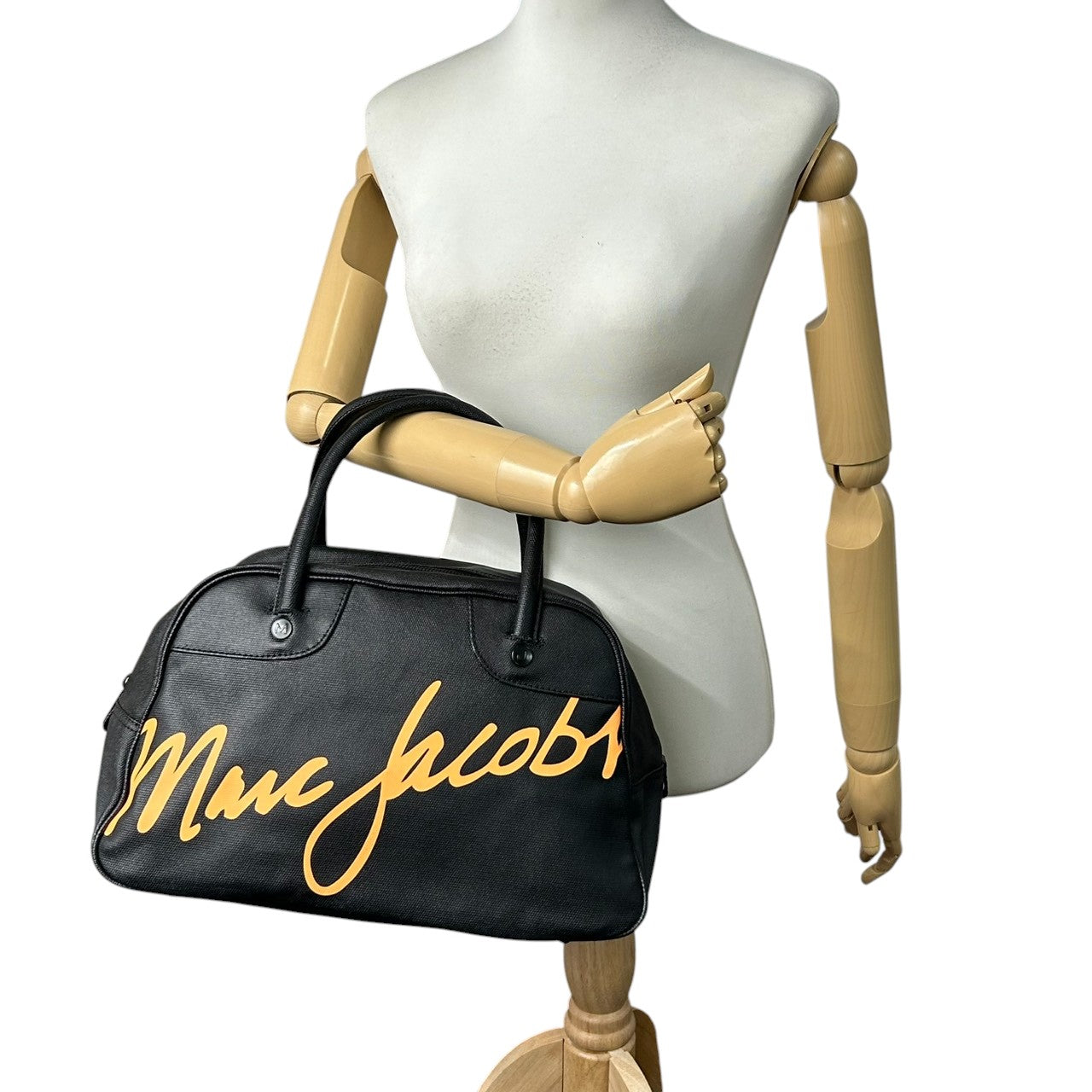 美品 マークバイマークジェイコブス MARC BY MARC JACOBS ハンドバッグ ミニボストンバッグ ナイロン ブラック 黒 イエロー 黄色 ビッグロゴ 筆記体 レディース 軽量 スポーティ カジュアル ジム ランチバッグ 鞄 カバン s57