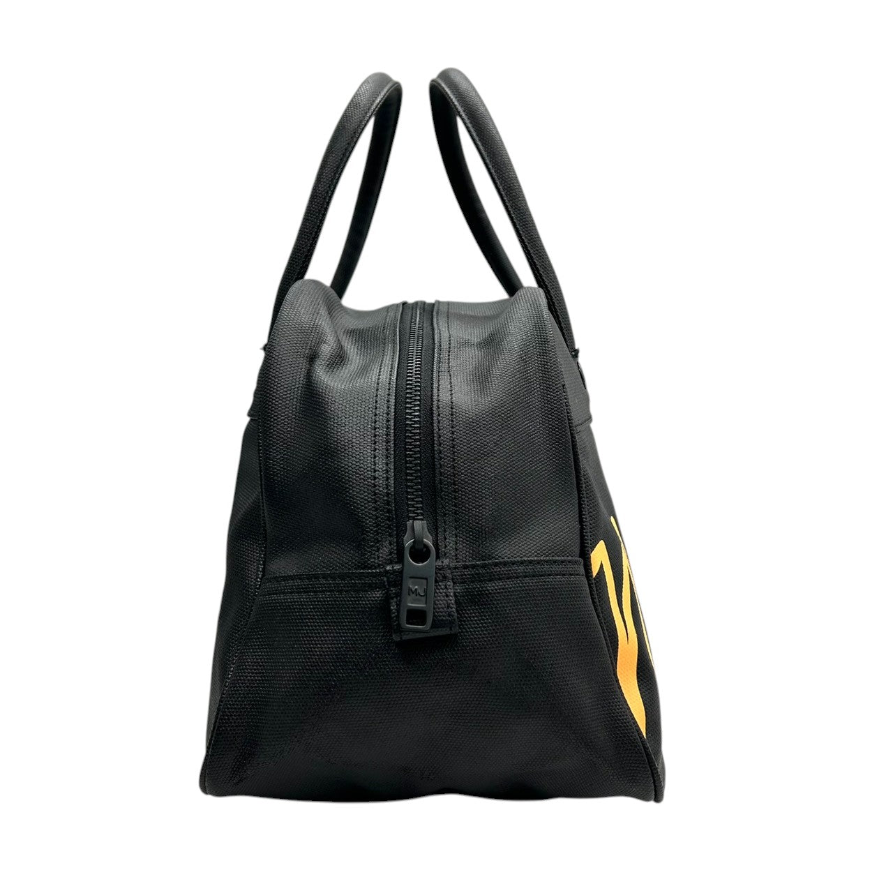 美品 マークバイマークジェイコブス MARC BY MARC JACOBS ハンドバッグ ミニボストンバッグ ナイロン ブラック 黒 イエロー 黄色 ビッグロゴ 筆記体 レディース 軽量 スポーティ カジュアル ジム ランチバッグ 鞄 カバン s57