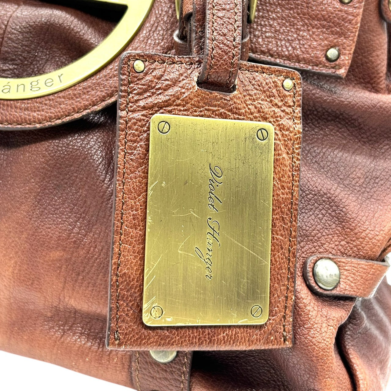 バイオレットハンガー Violet Hanger ハンドバッグ トートバッグ レザー 本革 ブラウン 茶 ゴールド金具 プレートチャーム付 スタッズ Dリング レディース マチ広 収納力 廃盤 希少 レア レトロ ビンテージ調 鞄 カバン s46