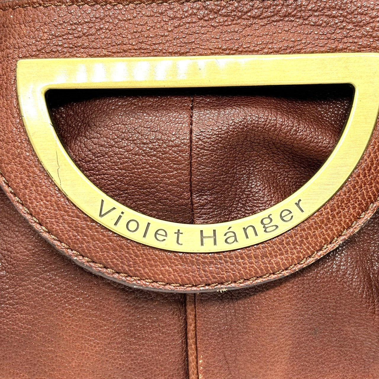 バイオレットハンガー Violet Hanger ハンドバッグ トートバッグ レザー 本革 ブラウン 茶 ゴールド金具 プレートチャーム付 スタッズ Dリング レディース マチ広 収納力 廃盤 希少 レア レトロ ビンテージ調 鞄 カバン s46