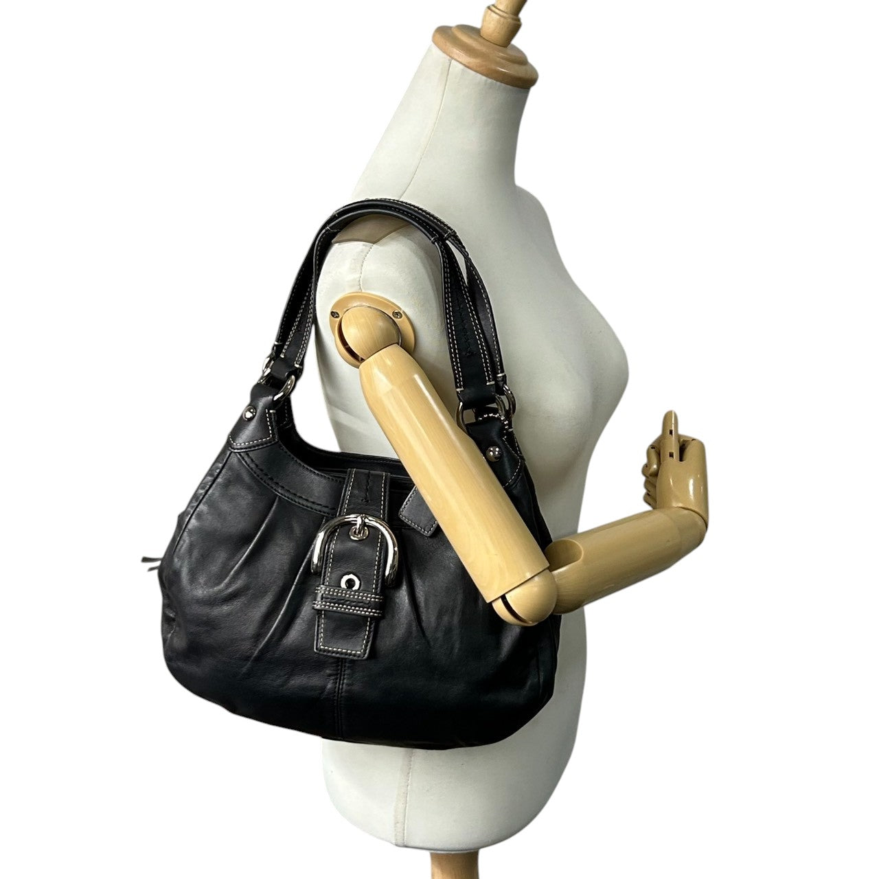 コーチ COACH ソーホー レザー ホーボー F15527 ショルダーバッグ ハンドバッグ 本革 ブラック 黒 ホワイトステッチ バックル ベルト シルバー金具 レディース 肩掛け ワンショルダー 通勤 通学 鞄 カバン エレガント s38