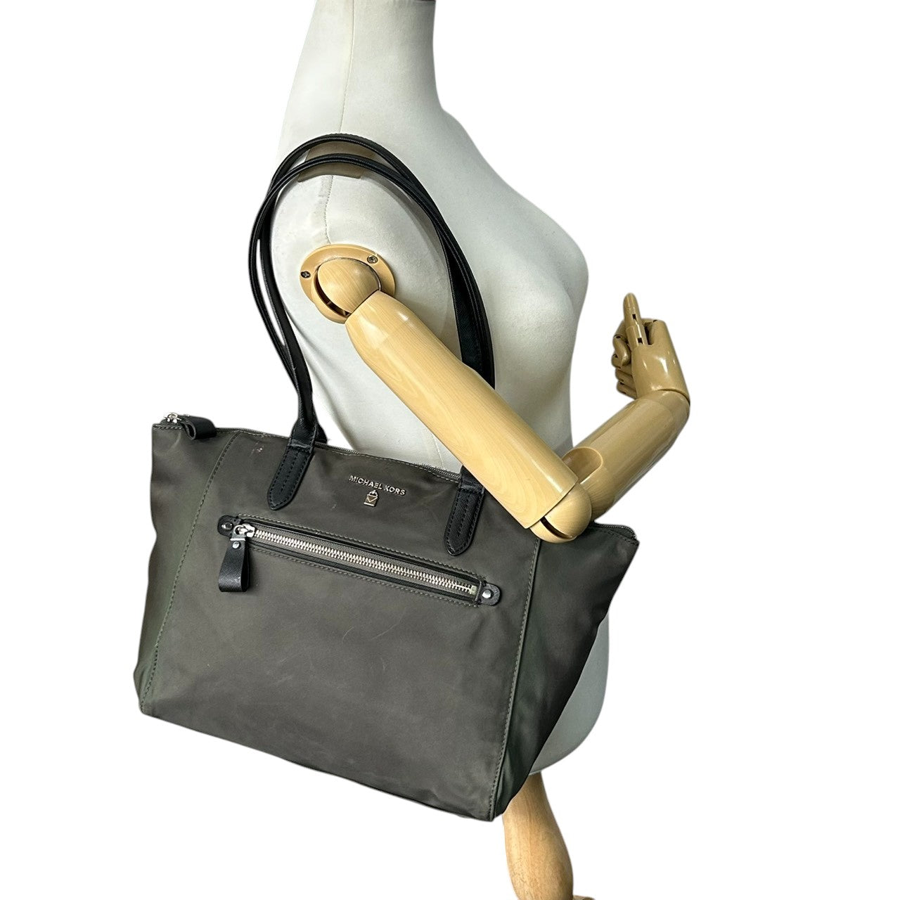 マイケルコース MICHAEL KORS トートバッグ ハンドバッグ ナイロン レザー カーキ オリーブ 深緑 黒 肩掛け ワンショルダー A4収納可 大容量 軽量 ロゴ パドロック 南京錠 チャーム レディース 通勤 通学 ビジネス 鞄 カバン s38