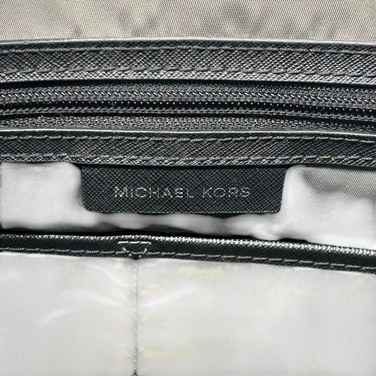 マイケルコース MICHAEL KORS トートバッグ ハンドバッグ ナイロン レザー カーキ オリーブ 深緑 黒 肩掛け ワンショルダー A4収納可 大容量 軽量 ロゴ パドロック 南京錠 チャーム レディース 通勤 通学 ビジネス 鞄 カバン s38