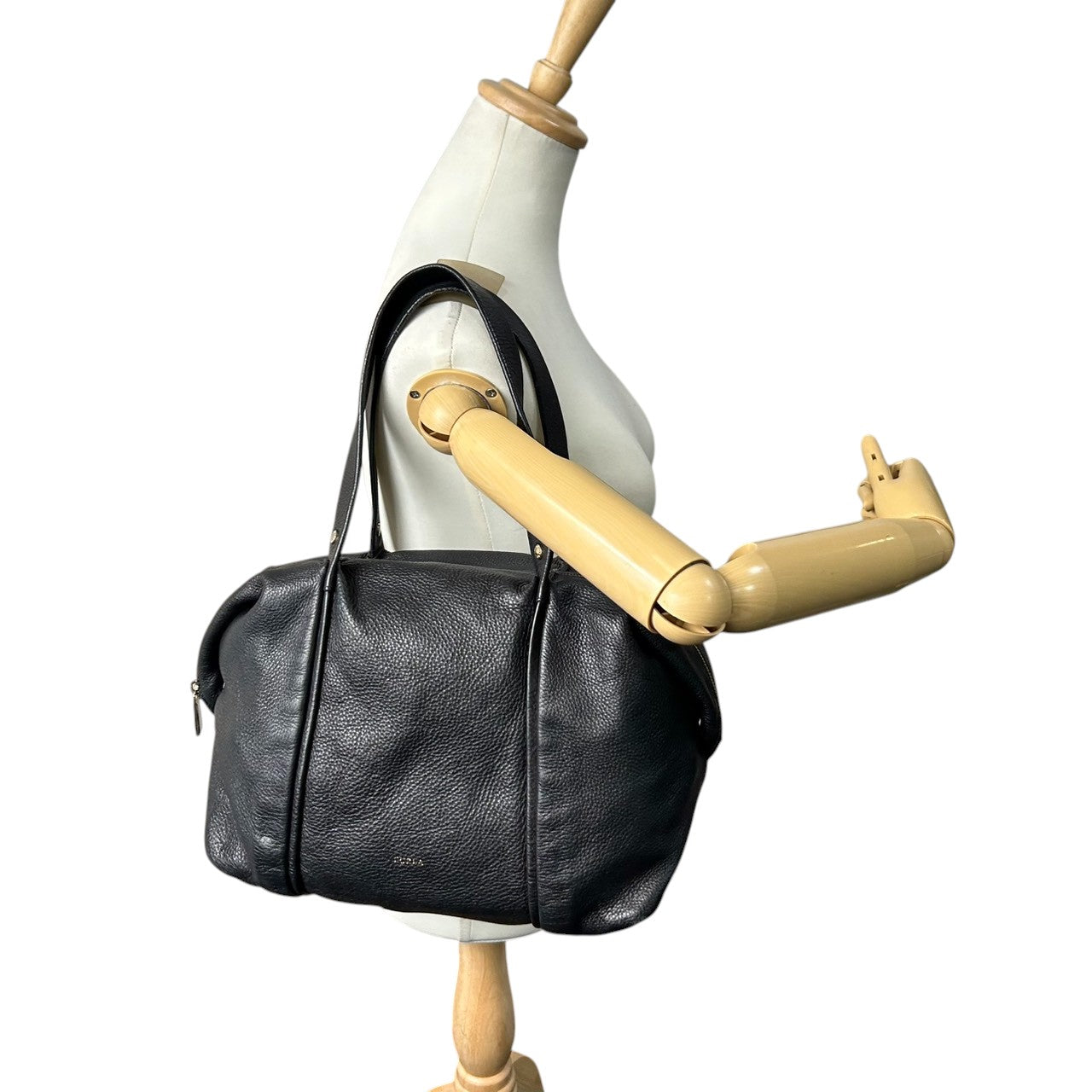 フルラ FURLA レザー ハンドバッグ トートバッグ ショルダーバッグ 本革 シボ革 シュリンクレザー ブラック 黒 シルバー金具 ロゴ シンプル ベーシック レディース 肩掛け マチ広 収納力 鞄 カバン 通勤 通学 s38