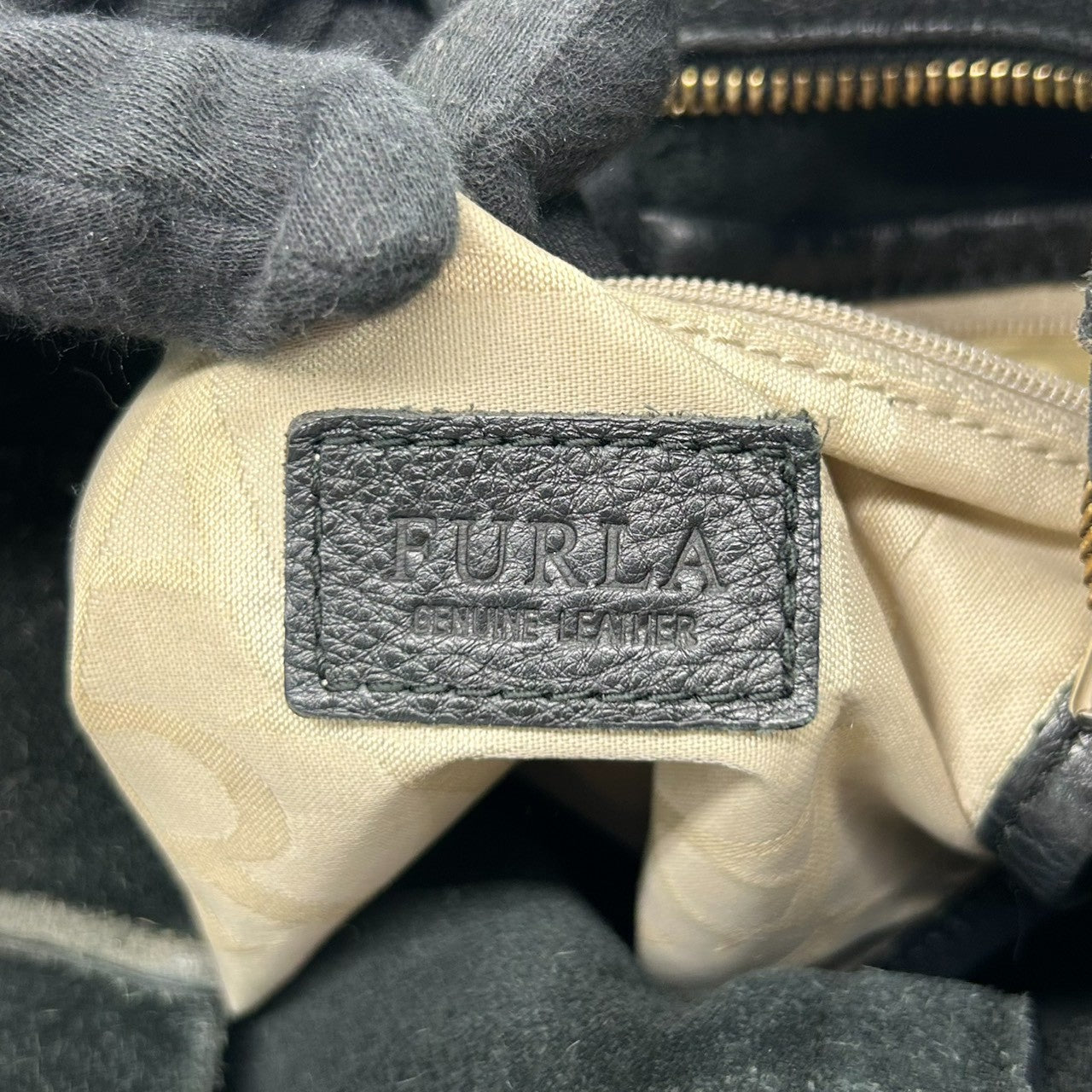 フルラ FURLA レザー ハンドバッグ トートバッグ ショルダーバッグ 本革 シボ革 シュリンクレザー ブラック 黒 シルバー金具 ロゴ シンプル ベーシック レディース 肩掛け マチ広 収納力 鞄 カバン 通勤 通学 s38